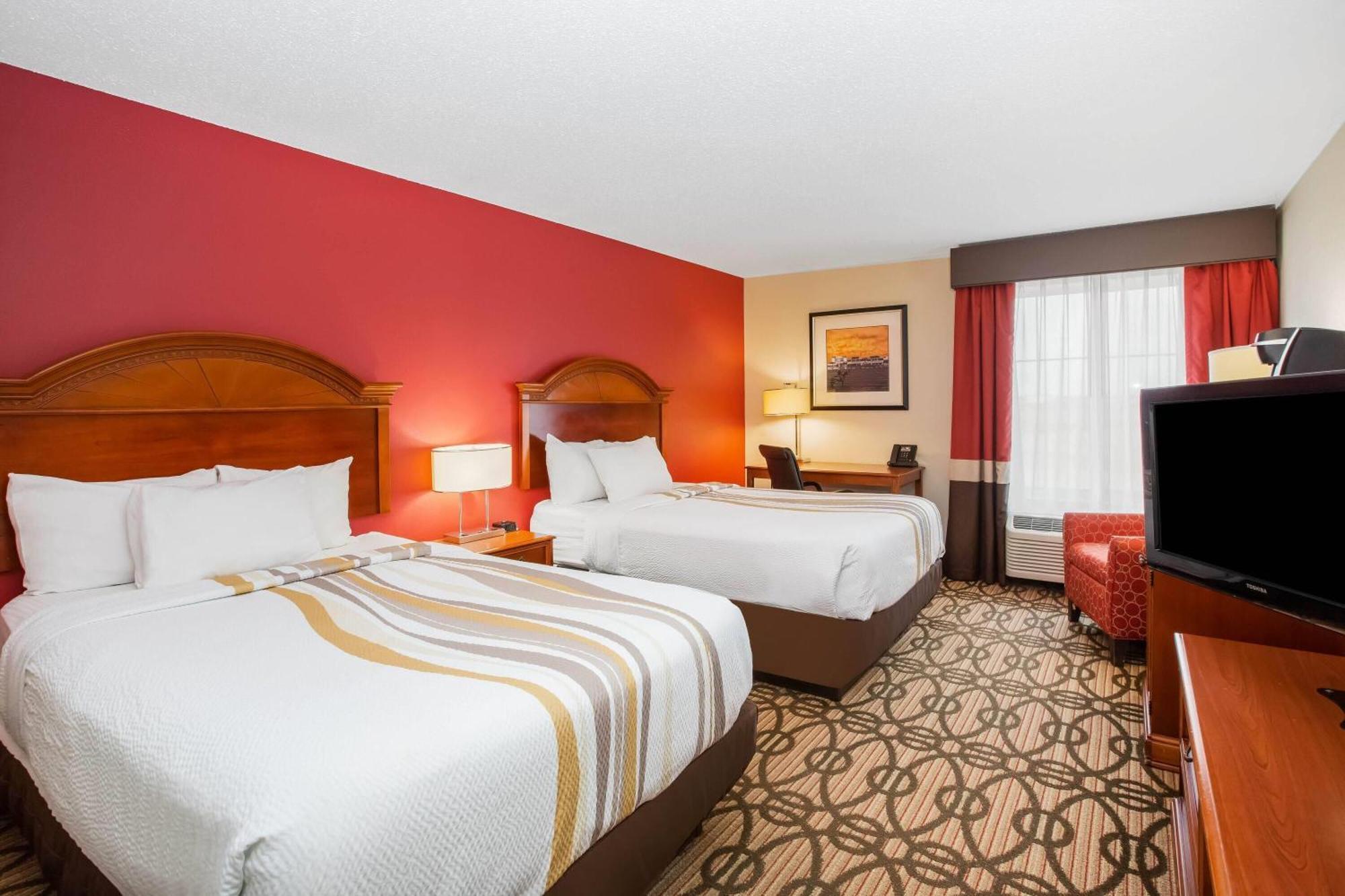 Queen Room Two Queen Beds Bathtub Grab Bars Mobility Accessible or Non-Smoking