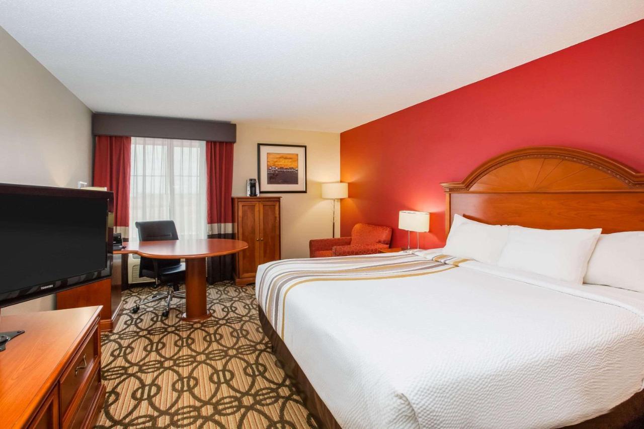 Deluxe King Room Mobility or Hearing Impaired Access Non-Smoking